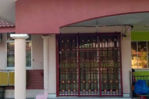 Rumah Setingkat Di Halaman Meru Permai