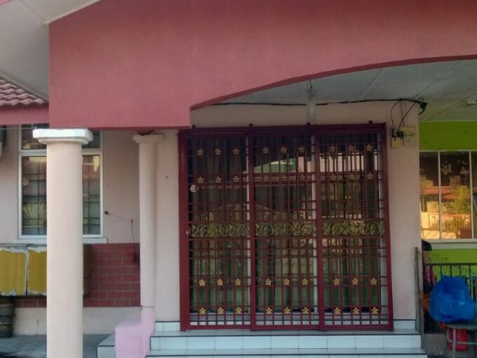 Rumah Setingkat Di Halaman Meru Permai